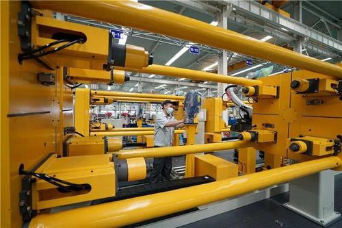 7月17日,工人在唐山开元自动焊接装备有限公司车间内查验准备销售的